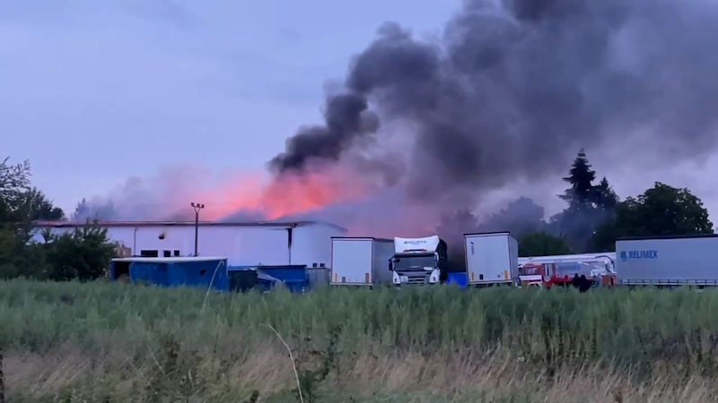 Požár hal u Prahy: Hasiči vyhlásili nejvyšší stupeň poplachu a vyzvali, aby lidé nevětrali